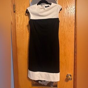Chaps Black and White Sleeveless Sheath Dress